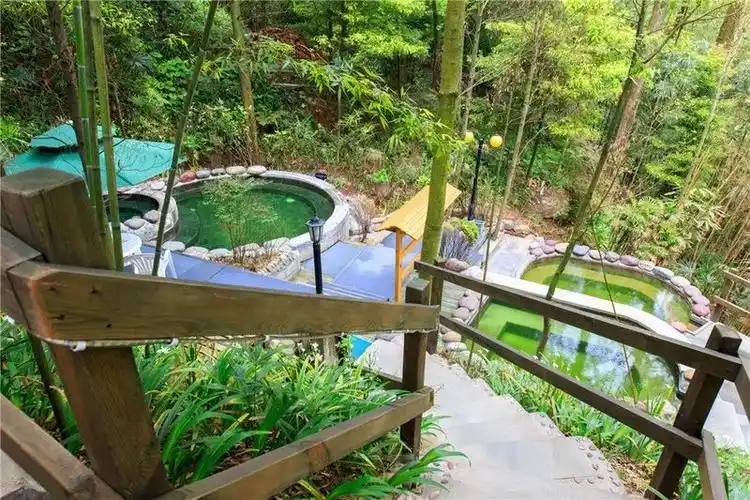 推荐指数: ★★★★ 温泉票价: 约56元/人 地址: 都江堰市