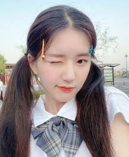 明星穿搭分享,少女风代表赵露思,可盐可甜太吸睛了_黑色_西装_白色