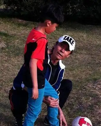 虽然高峰和那英已经分手多年,但是儿子高兴仍然是两人的牵挂,如今已10