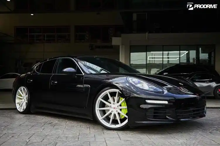 保时捷帕拉梅拉黑白配