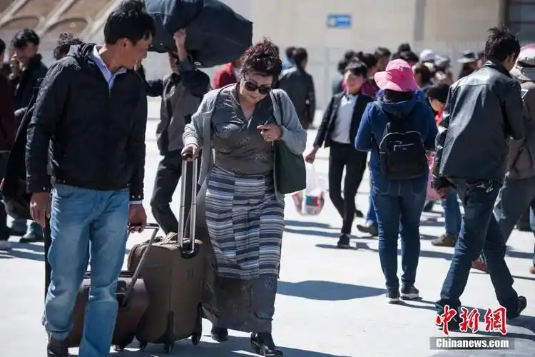 西藏日喀则火车站迎来五一假期旅游小高峰