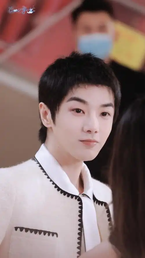 华晨宇超话#华晨宇巴黎欧莱雅护肤美发代言人#眼睛里面有星星一闪一闪