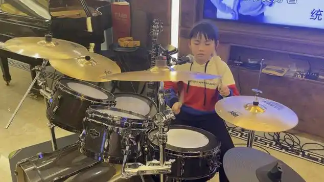 小鼓手妞妞架子鼓演奏笑起来真好看