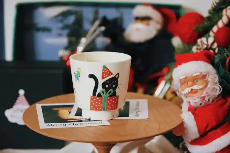 认真的超难蹲到的心水工作室——古彩手绘圣诞猫杯子有两款可选,带