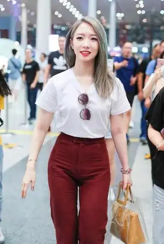 孟美岐裤子紧成"倒三角", 腹部勒出8层,转身时世界都静止了