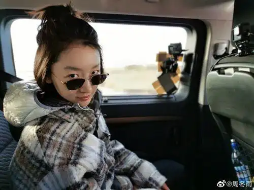 典型,观众都习惯了她干练的短发造型,而且还适合她的脸型,眼睛大大的