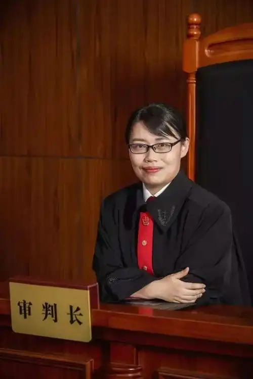 上海财经大学国际经济法法学硕士,二级法官,现任上海市虹口区人民法院