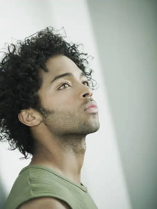 西方人,成年人,脸,头,脸颊,头发,一个人,竖图,室内,特写,侧面,欧洲