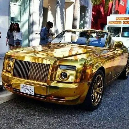 2.黄金敞篷劳斯莱斯.作为财富和身份的象征,全球土豪都喜欢它.