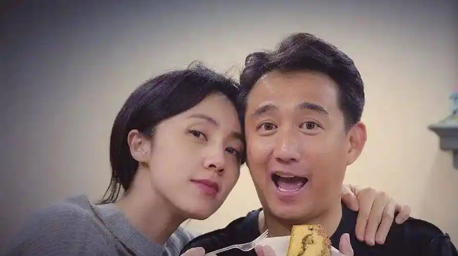 演员孙莉:嫁大6岁黄磊,婚后连生三胎,如今一家五口其乐融融_女儿_看