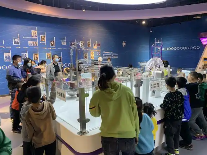 "参观科技馆 放飞科学梦" 沁园路小学二四班参观科技馆纪实