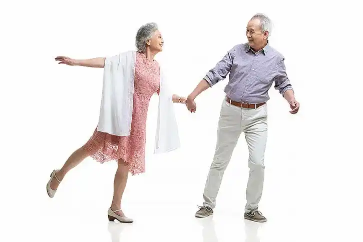 快乐的老年夫妇手牵手