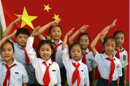 市中区泉润学校组织"向国旗敬礼"主题升旗仪式