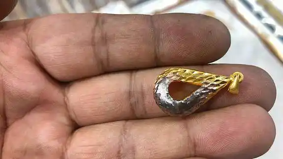 女子在正规金店新买的黄金吊坠烧一下变白了,咋回事?黄金假了?