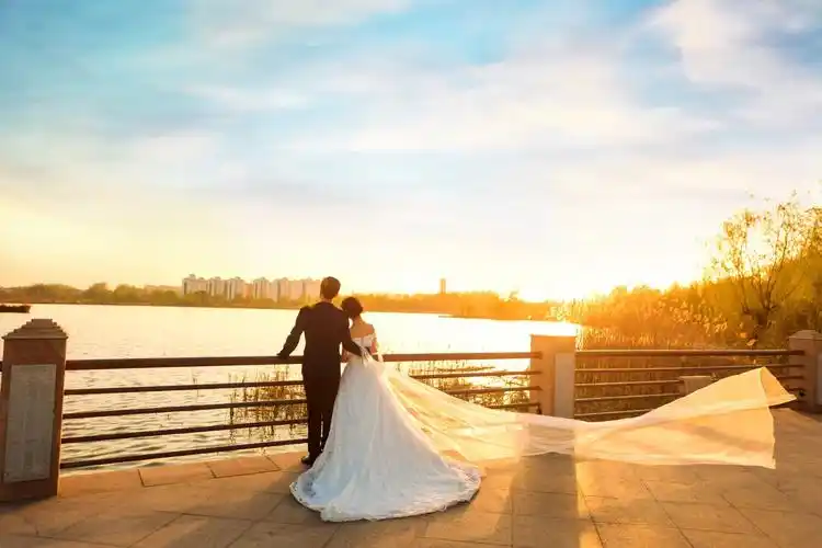 与我而言,唯有背影方能百看不厌.