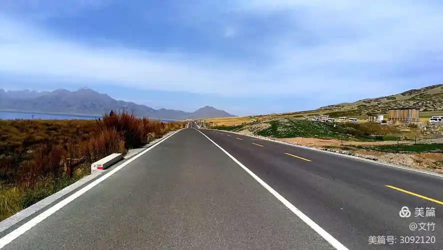 在车上用手机拍摄沿途风景.平整的柏油路