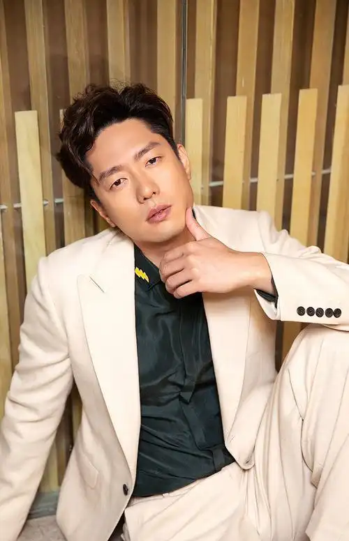 凌潇肃沉稳儒雅西装写真图片