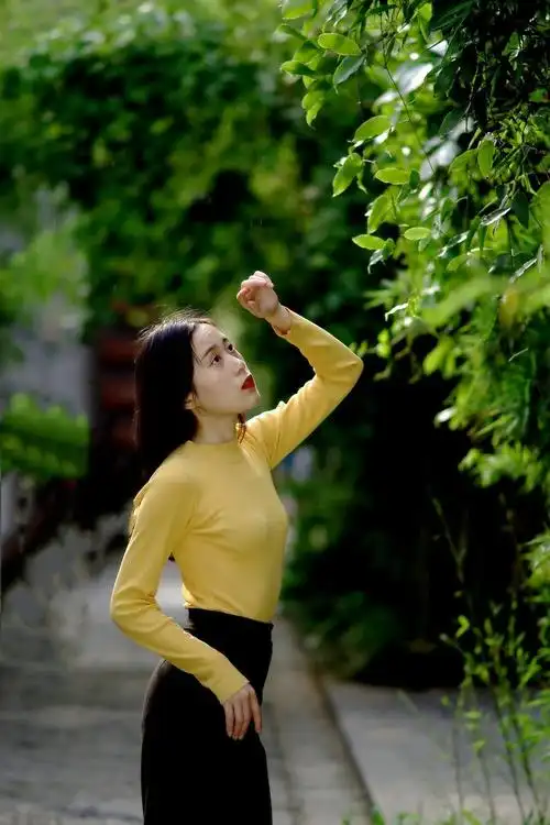 环境人像外拍佳佳女孩开心在汉口里