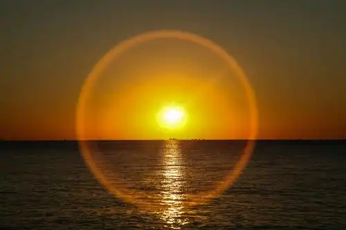 海上红日喷薄而出.有的同学早早醒来,到海边拍摄.