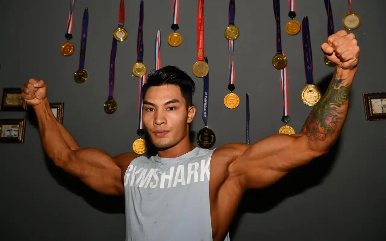 健美世界冠军刘孟易选手在台上就像艺术品