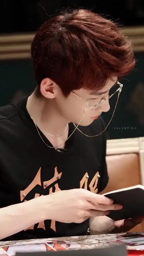 白敬亭金丝眼镜杀 相同眼镜被演绎百变风格