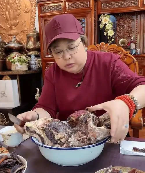 52岁韩红罕露面!吃生肉用盆装,身形暴瘦眼睛肿,网友:认不出