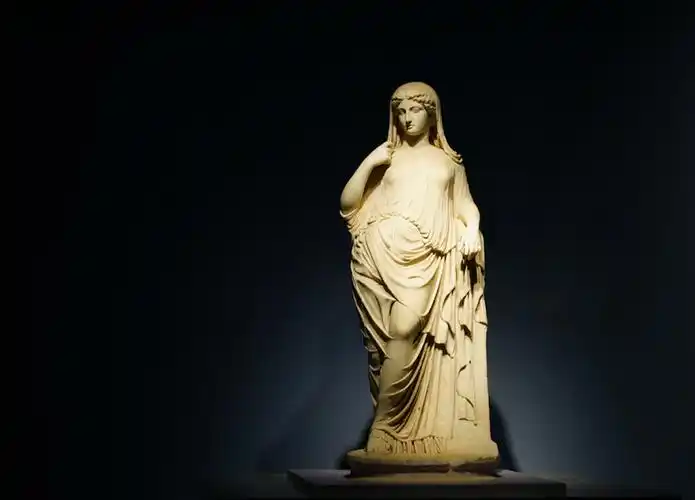 古罗马人认为,维纳斯(阿佛洛狄忒)是从海浪泡沫中诞生的爱与美的女神