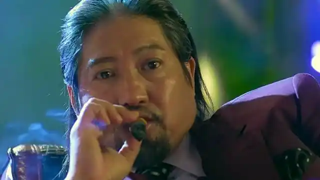 洪金宝现身北京夜市,满头白发戴金链抽雪茄霸气不减当年!