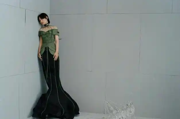 "假小子"周笔畅也能穿粉色,长裙造型太惊艳,但妆容有点一般|裙子|拼色