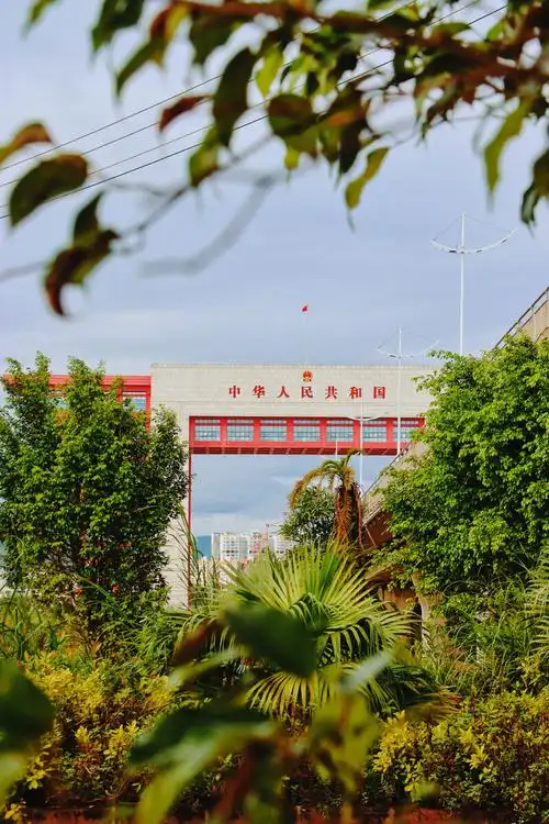 广西防城港边境东兴口岸的国门