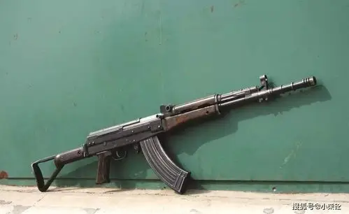 最经典的一款自动武器,它的外观仿制前苏联的ak47突击步枪,当时的战略