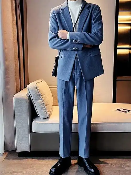 开始陆续准备秋冬风格的穿搭了;褶皱的设计感也让整个西装的格调提升