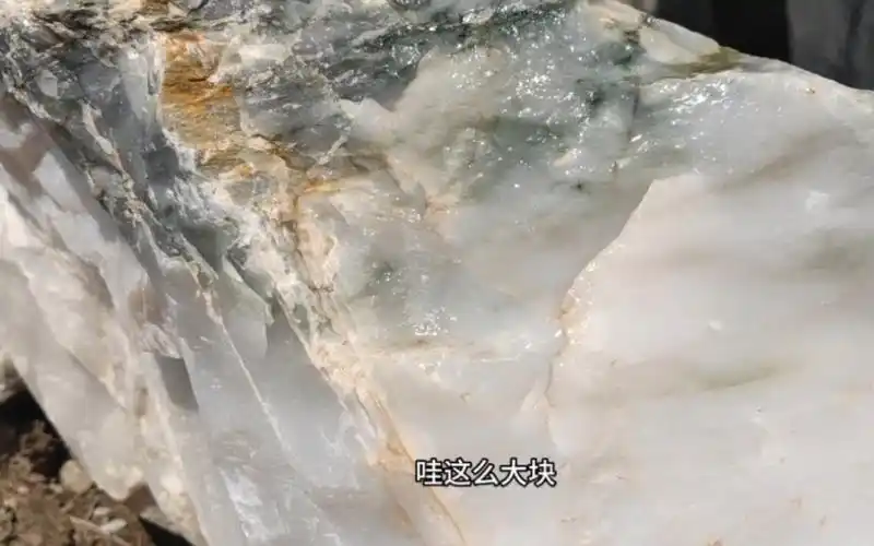 天山翠玉手镯的功效(天山翠玉手镯-美容护肤,健康养生的好选择)