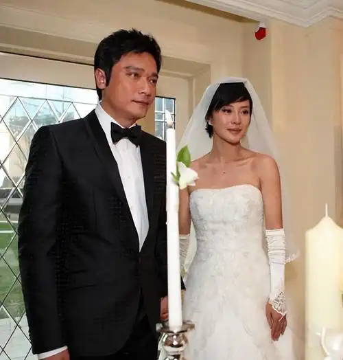 罗嘉良前妻方敏仪,20年陪伴难敌分隔两地,拿4千万财产与子相伴