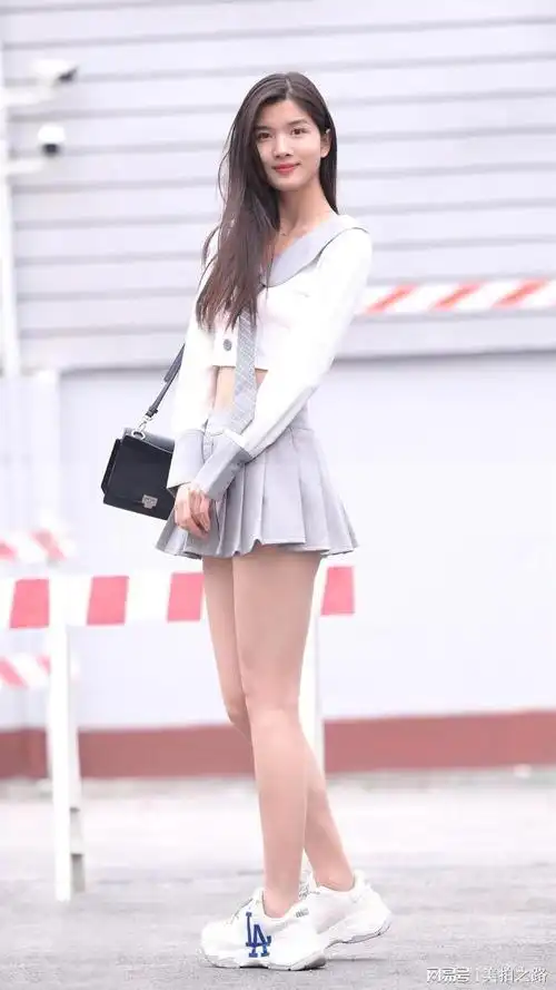 jk制服百褶短裙搭配休闲鞋秀修长美腿多了几分青春
