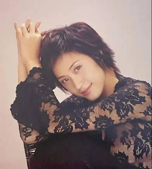 看看旧照片"在晒出的照片中,年轻的陈法蓉短发出镜,虽然是旧照片,但是