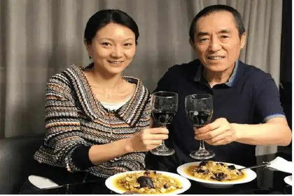 明明和巩俐在一起8年,张艺谋为何转身娶了比他小31岁的陈婷?
