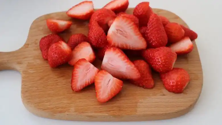 display:inline-block; href=/shicai/ 592>草莓 /a>清洗干净切开