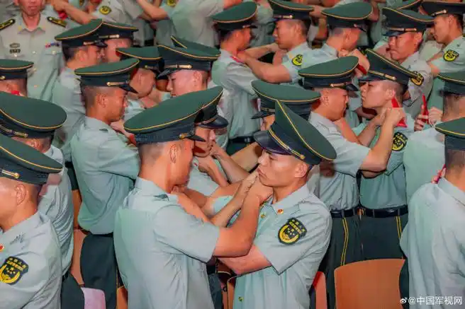 武警河南总队新兵团隆重举行2024年春季入伍新兵授衔仪式.