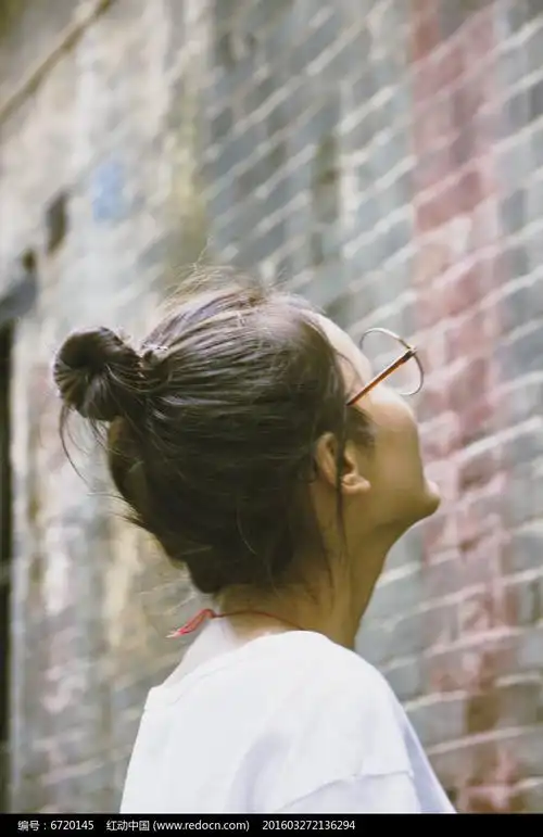 抬头45仰望的女生