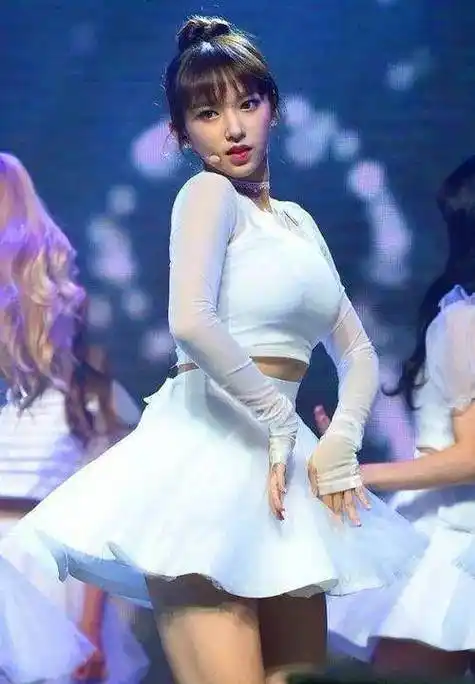 程潇体态到底有多美?当她穿上粉色泳衣那一刻:想娶!