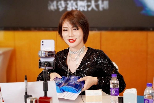 服务 行业2020年的直播电商行业蒸蒸日上,辛巴和辛有志严选的主播们仅