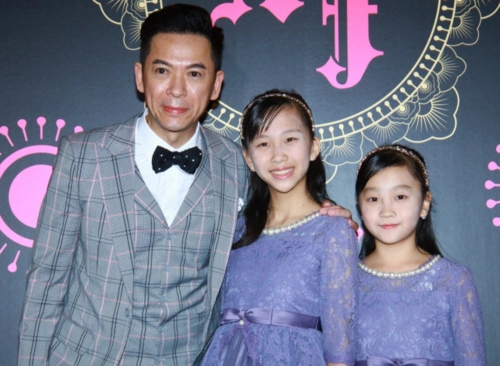 56岁tvb前艺人郭政鸿为长女庆生罕见晒合照两父女长相神似