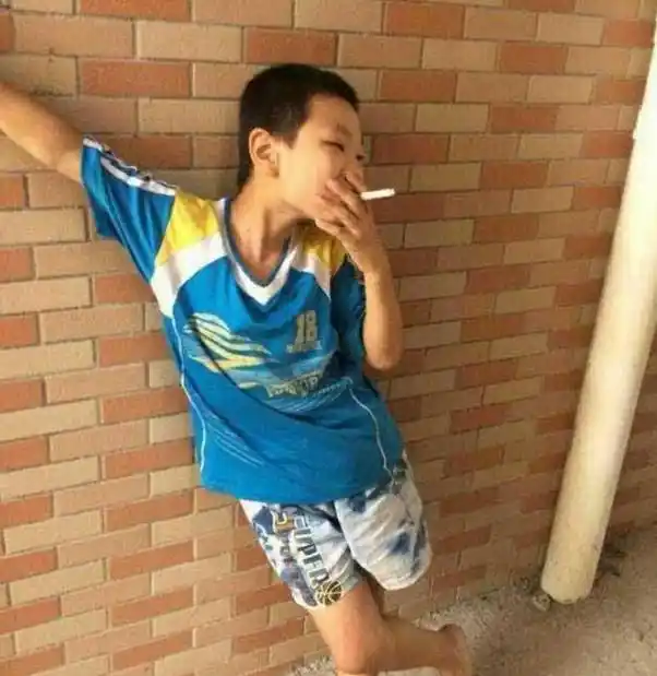 熊孩子,你居然躲在这里抽烟,我去喊你妈过来,非得打你一顿