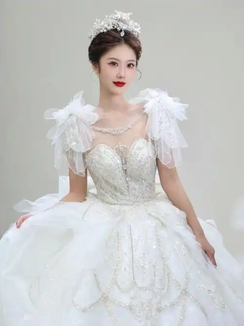 00后新娘的婚纱造型