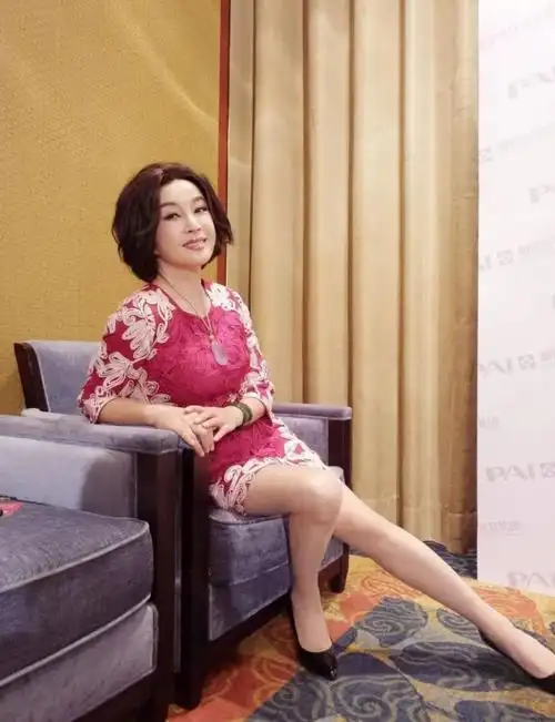 刘晓庆在国外真会扮嫩穿白色娃娃裙配小白鞋说30岁都信