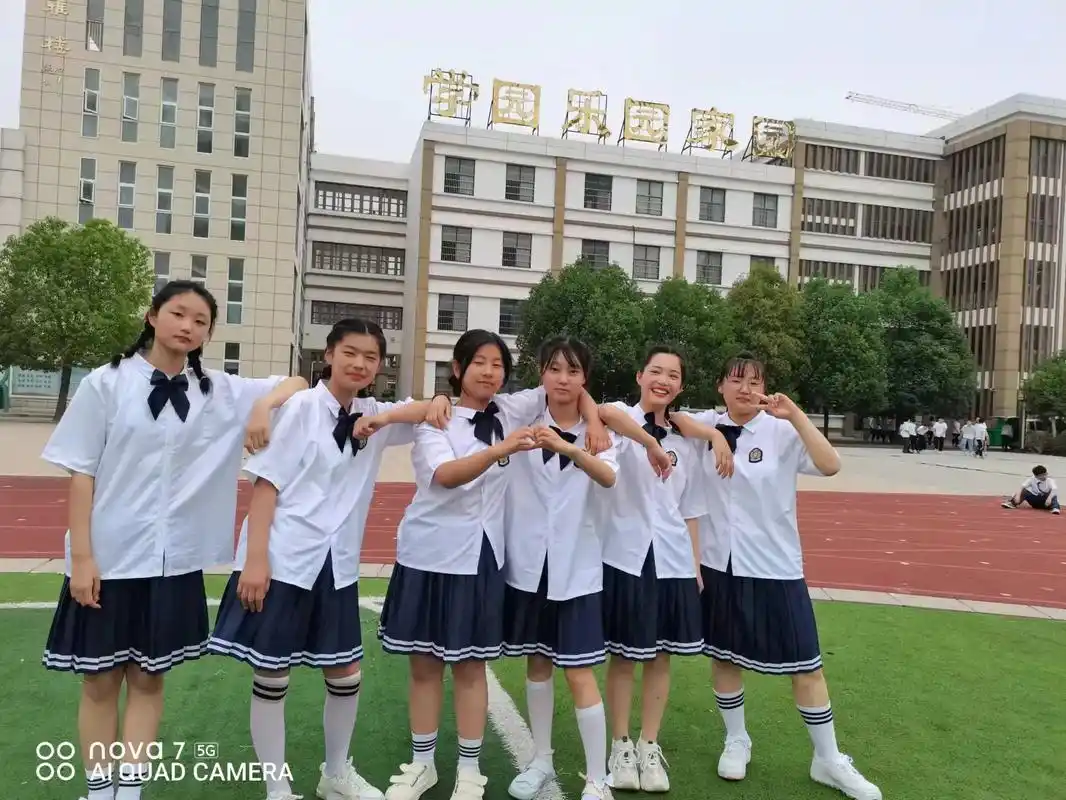 好快一转眼外甥女都六年级毕业了,从幼儿园到小学跟着我已经九年 - 抖