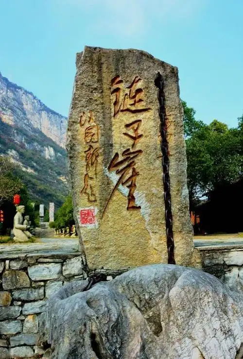 链子崖,位于崇山峻岭之间,是一处清幽的山间景区.