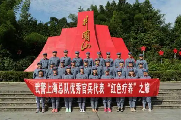 武警上海总队67名优秀基层官兵与家人开启"红色之旅"