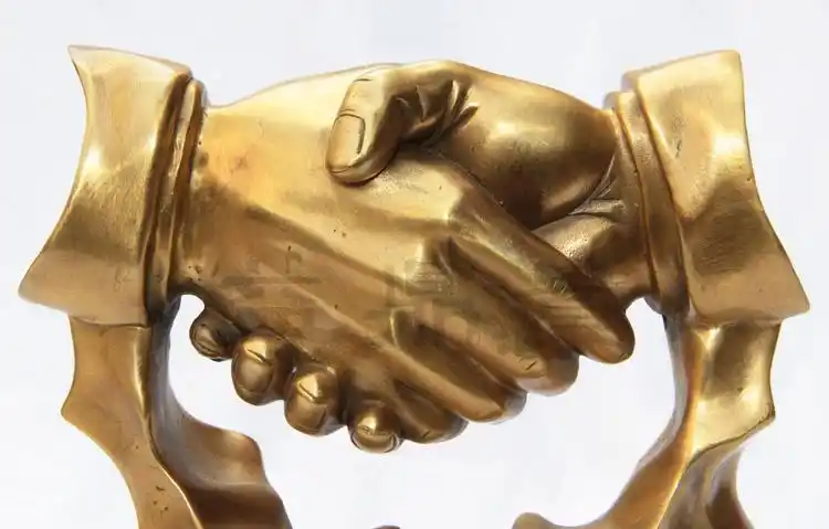 益鼎贵铜手握手合作共赢诚信为本摆件商务送礼居家摆件